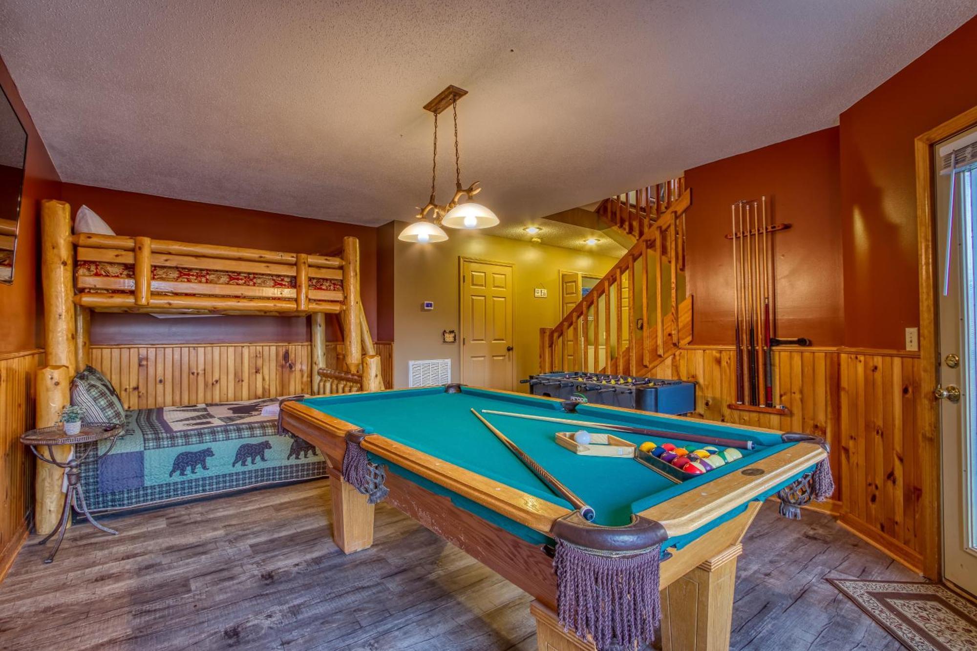 Tree Tops Retreat: Luxury Mountain Suites with Hot Tub and Bear Sightings Gatlinburg Exterior photo